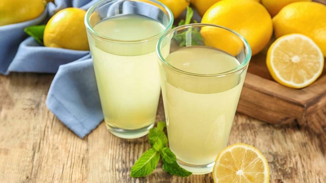 जर तुम्हाला निरोगी राहायचे असेल तर सकाळी उठल्यावर सर्वात अगोदर तुम्ही कोमट पाणी घ्या आणि त्यामध्ये लिंबू आणि मध मिक्स करून घ्या. 