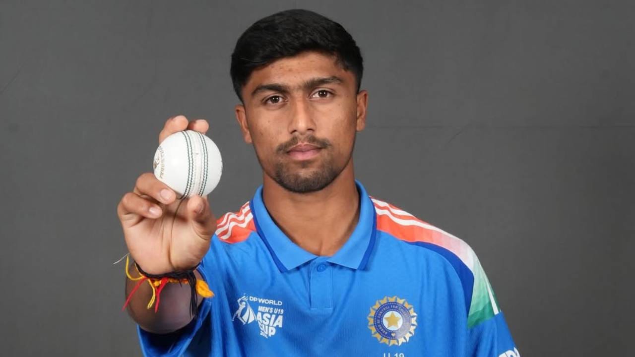 हेनिल पटेल हा गुजरातचा क्रिकेटपटू आहे. त्याचा जन्म 28 फेब्रुवारी 2007 रोजी गुजरातमधील वलसाड येथे झाला. देशांतर्गत क्रिकेटमध्ये गुजरातकडून खेळणारा हेनिल हा एक प्रभावी वेगवान गोलंदाज आहे. त्याने फलंदाजीतही आपली चमक दाखवली आहे. (Photo- Instagram)