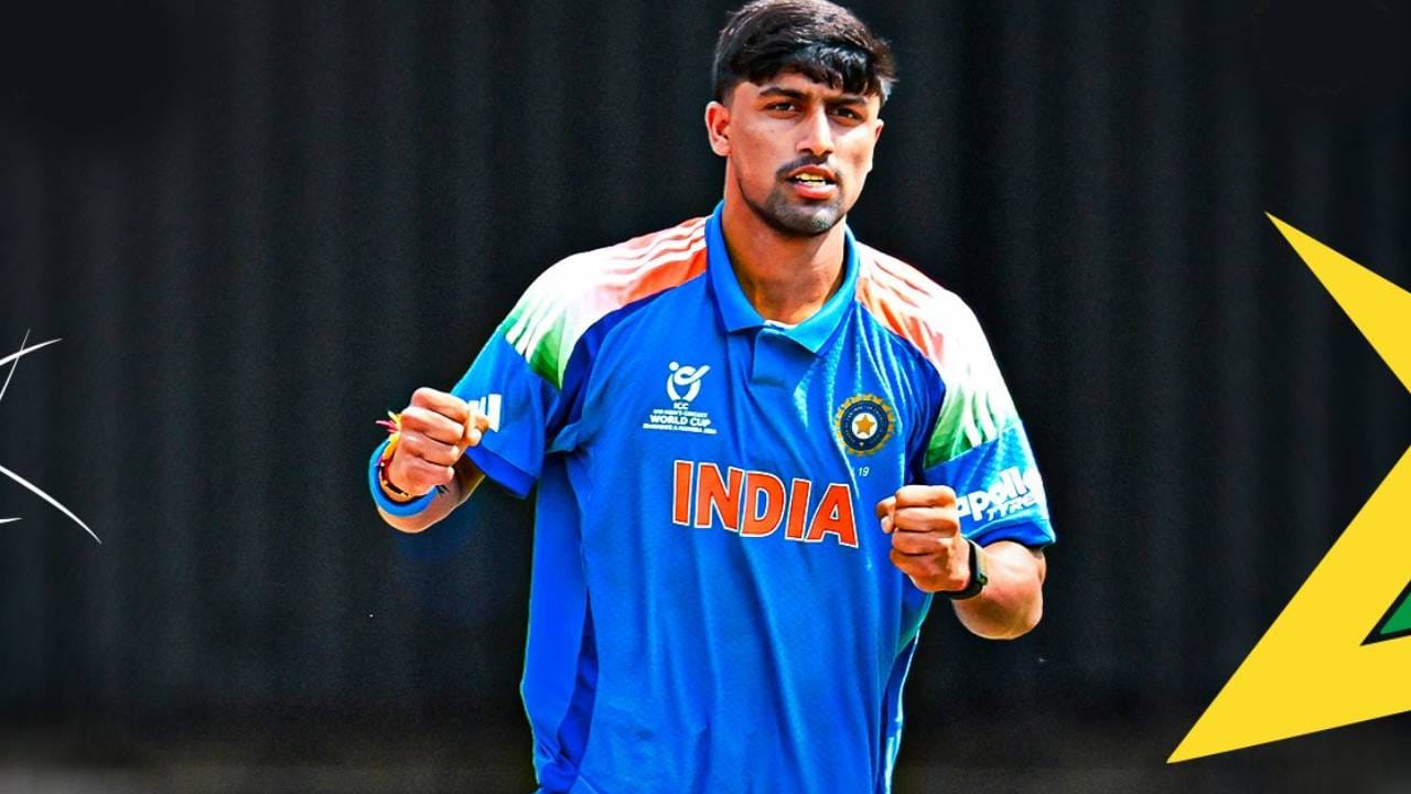 भारतीय संघाचा स्विंग स्टार हेनिल पटेलने अमेरिकेच्या टॉप ऑर्डर फलंदाजांना तंबूचा रस्ता दाखवला. हेनिलने त्याच्या पहिल्याच स्पेलमध्ये 14 धावांत तीन विकेट काढल्या.सात विकेट गेल्यानंतर कर्णधार आयुष महात्रेने चेंडू त्याच्याकडे पुन्हा चेंडू सोपवला. त्यानंतर त्याने एकाच षटकात दोन विकेट घेतल्या. (Photo- BCCI Twitter)