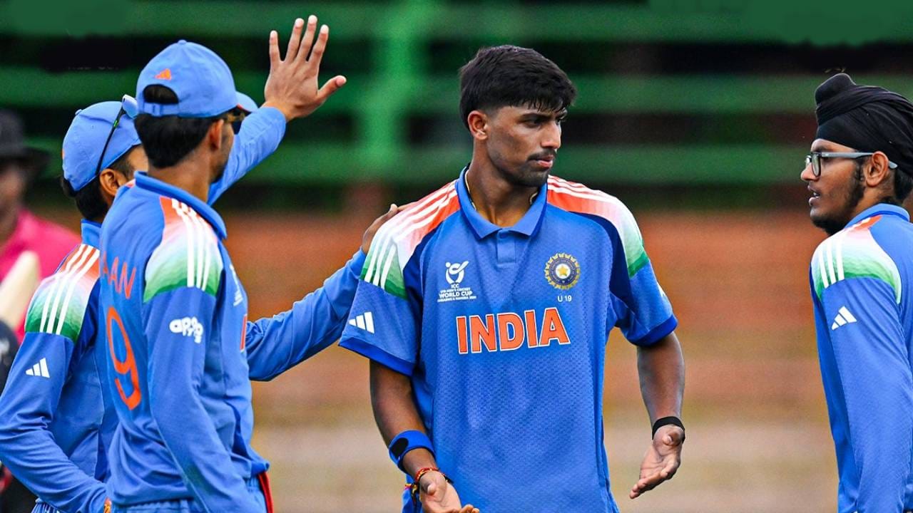 भारतीय वेगवान गोलंदाज हेनिल पटेलने अंडर 19 वर्ल्डकप स्पर्धेत चमकदार कामगिरी केली. त्याच्या पहिल्याच सामन्यात प्रतिस्पर्धी संघाची दाणादाण उडवून दिली. उजव्या हाताच्या या मध्यमगती गोलंदाजाने अमेरिकेच्या संघाला फक्त 107 धावांवर बाद करण्यात महत्त्वाची भूमिका बजावली. (Photo- BCCI Twitter)