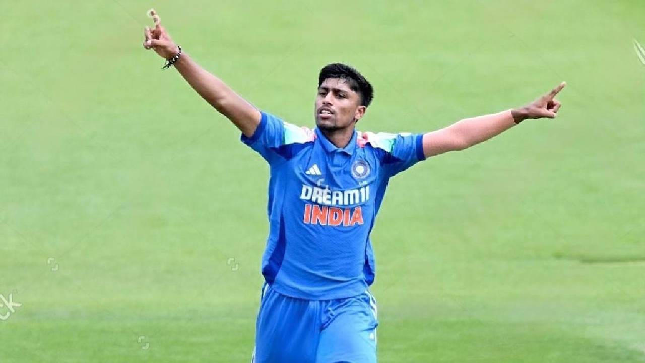 अंडर 19 वनडे वर्ल्डकप स्पर्धेत सर्वोत्तम गोलंदाजी करणाऱ्या गोलंदाजांच्या यादीत हेनिल पटेल तिसऱ्या क्रमांकावर आहे. कमल पासीने 2012 मध्ये झिम्बाब्वेविरुद्ध 23 धावांत 6 बळी, 2018 मध्ये अनुकुल रॉयने पीएनजीविरुद्ध 14 धावांत 5 बळी घेतले होते. आता आठ वर्षांनंतर हेनिल पटेलने अंडर 19 विश्वचषकात भारतीय संघासाठी पाच बळी घेतले आहेत.(Photo- Instagram)