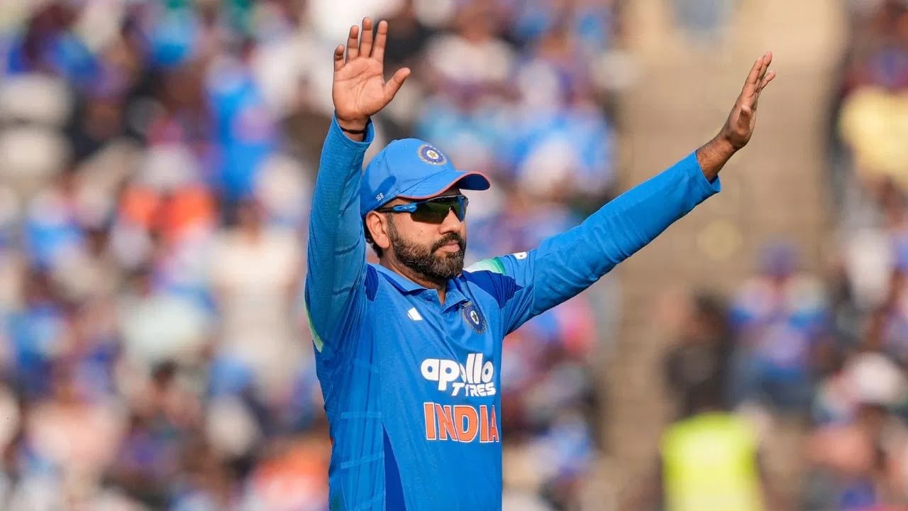 रोहित एकदिवसीय क्रिकेटमध्ये ओपनर म्हणून सर्वाधिक सिक्स लगावणारा फलंदाज ठरला. रोहितने वनडेत ओपनर म्हणून 329 षटकार लगावले आहेत. रोहितने यासह ख्रिस गेल याला (328 षटकार) मागे टाकलं. (Photo Credit : PTI)