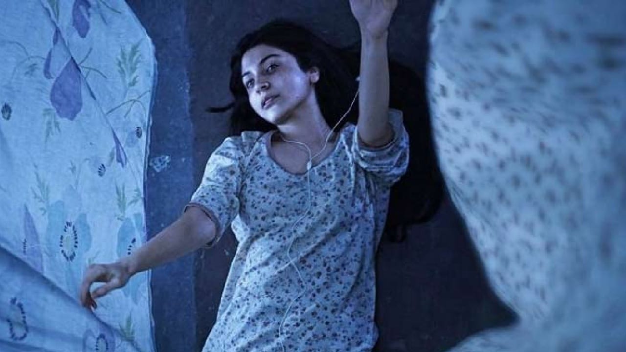 ‘परी’ चित्रपटाला थिएटरमध्ये अपेक्षित प्रतिसाद मिळाला नाही. सुमारे 30 कोटी रुपये बजेट असलेल्या या चित्रपटाने भारतात 28 ते 29 कोटी रुपयांची कमाई केली. त्यामुळे तो बॉक्स ऑफिसवर फ्लॉप ठरला. सध्या हा चित्रपट यूट्यूबवर उपलब्ध असून त्याला 5 मिलियनहून अधिक व्ह्यूज मिळाले आहेत. 