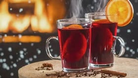 ऐकावं ते नवलंच! या देशात पितात गरम वाईन, पण का? कारणही धक्कादायक.