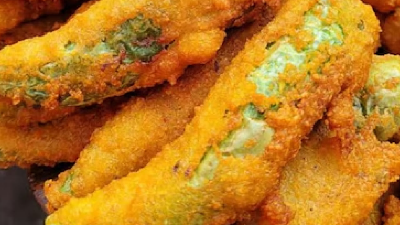 जर तुम्हालाही थंडीमध्ये घरी काहीतरी खास आणि झटपट बनवायचं असेल तर क्रिस्पी मिरची वडा हा उत्तम पर्याय ठरू शकतो. कमी साहित्य वापरून हा पदार्थ सहज घरी तयार करता येतो. चला तर मग, जाणून घेऊया त्याची सोपी रेसिपी.