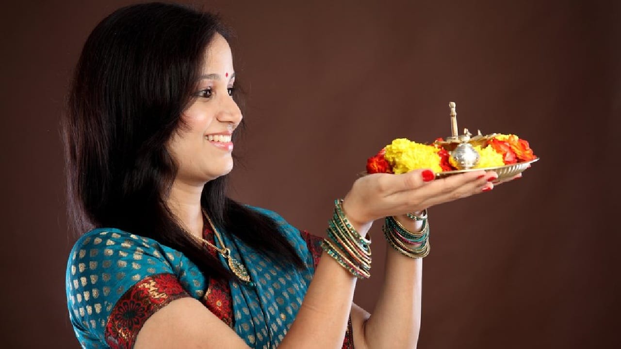 ऊसापासून बनवतात साखर आणि गूळ,....रावांचे नाव घेते मैत्रिणींना वाटते तिळगूळ