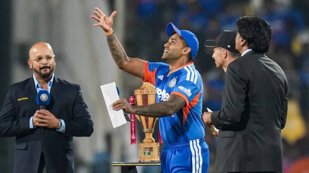 बीसीसीआयने या मालिकेसाठी जुन्या बॅट कापून ट्रॉफी तयार केली आहे. यासह चेंडूसाठी वापरलं जाणारं चामडंही समाविष्ट केलं आहे. ट्रॉफीला हलका ब्राऊन आणि मरून रंग दिला आहे. (Photo- PTI)