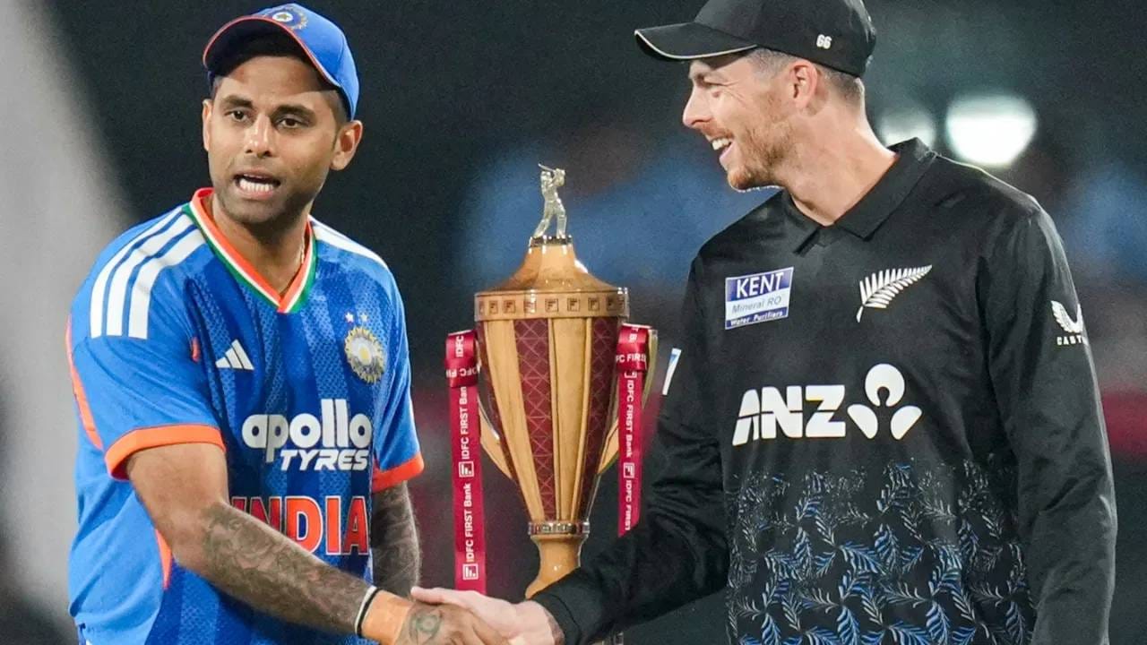 भारत न्यूझीलंड मालिकेतील विजयी संघाला मेटल नाही तर बॅट-बॉलपासून तयार केलेली ट्रॉफी मिळेल. बॅट बॉल रिसायकल करून ही ट्रॉफी तयार केली आहे. (Photo- PTI)