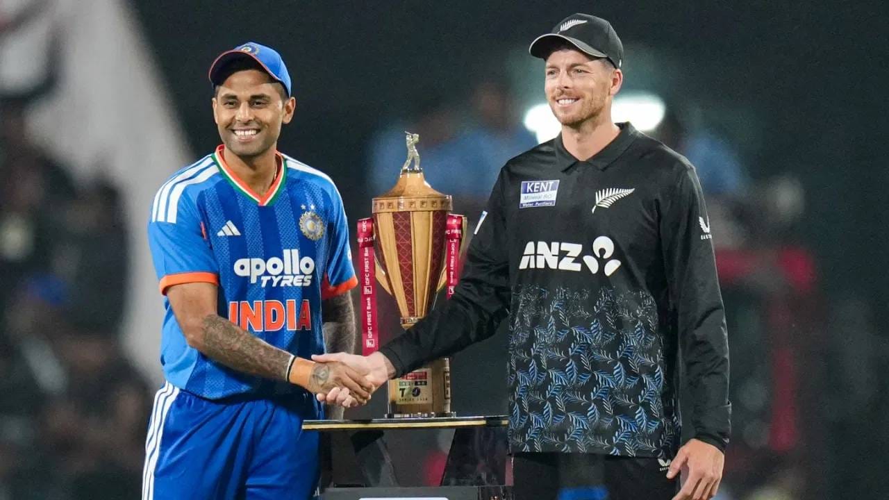 टी20 मालिकेतील ट्रॉफीसा हलका ब्राऊन बॅटमुळे, तर मरून रंग चेंडूचं प्रतिक आहे. या ट्रॉफीची चर्चा रंगली आहे. आता ही ट्रॉफी कोणाला मिळते? याबाबत उत्सुकता वाढली आहे. (Photo- PTI)