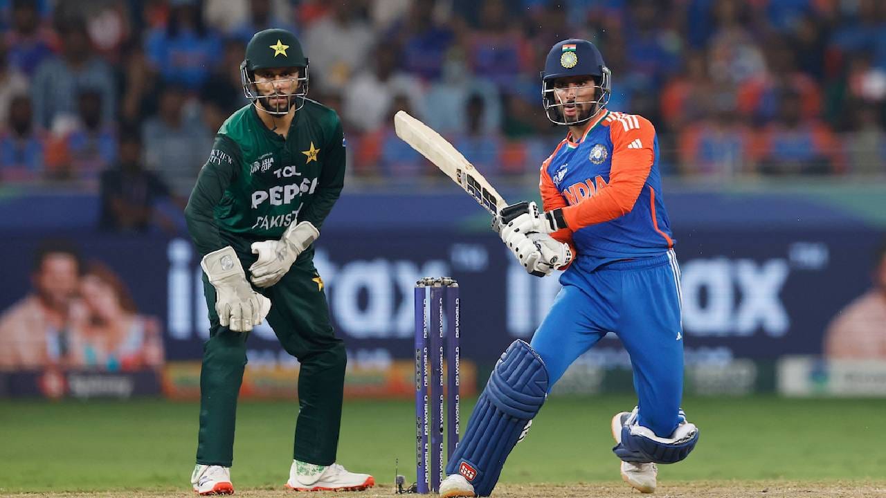 टीम इंडियाने सलग 11 टी20 मालिका जिंकल्या आहेत. यात  पाकिस्तान संघाच्या विश्वविक्रमाची बरोबरी झाली आहे. जर टीम इंडियाने जुलैमध्ये इंग्लंडविरुद्ध होणारी टी20 मालिका जिंकली, तर टी20 क्रिकेट इतिहासात सर्वाधिक सलग मालिका जिंकण्याचा विश्वविक्रम करेल.  (Photo- ACC)