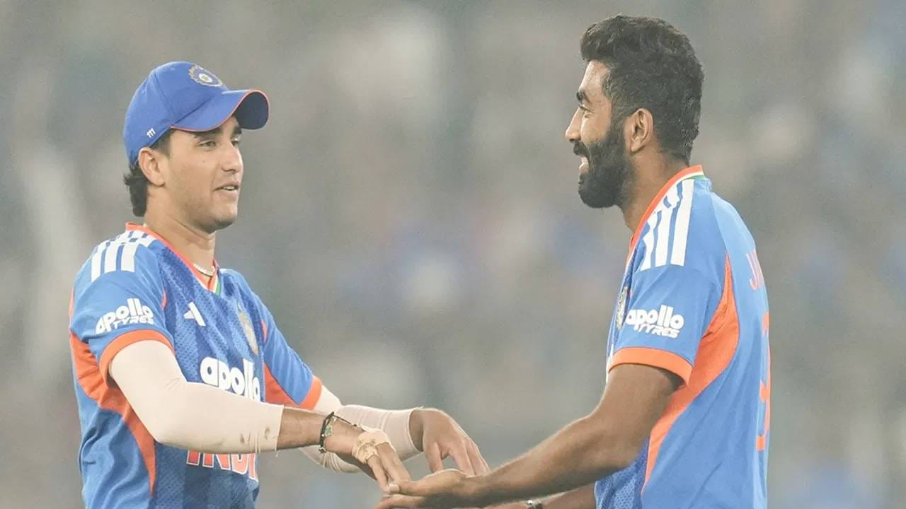 भारत आणि श्रीलंका यांच्याकडे टी20 वर्ल्डकप 2026 स्पर्धेचं यजमान पद आहे. ही स्पर्धा 7 फेब्रुवारीपासून सुरु होणार आहे. जर पाकिस्तानचा संघ अंतिम फेरीत पोहोचला तर हा सामना श्रीलंकेत होणार आहे. अन्यथा अंतिम सामना भारतात होईल. (फोटो- टीव्ही9 हिंदीवरून)