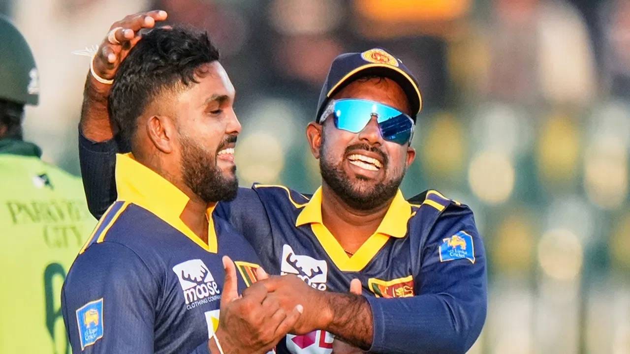 श्रीलंका क्रिकेट बोर्डाचे अध्यक्ष शम्मी सिल्वा यांनी शुक्रवारी याबाबतची माहिती दिली. 'बीसीसीआयने पुढाकार घेतल्याने आम्ही त्यांचे आभारी आहोत. हा अतिरिक्त टी20 सामना चक्रीवादळातील पीडितांना मदत आणि पुनर्निमाणासाठी लागणाऱ्या आर्थिक मदतीसाठी महत्त्वाची असेल. या पैशांतून पीडितांना मदत केली जाईल.' (फोटो- टीव्ही9 हिंदीवरून)