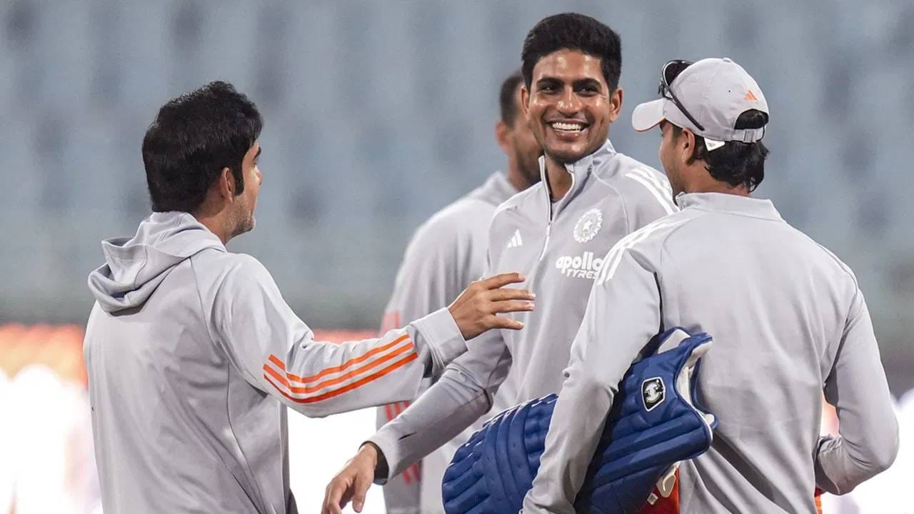 भारतीय संघ ऑगस्ट महिन्यात श्रीलंका दौऱ्यावर जाणार आहे. या दौऱ्यादरम्यान भारतीय संघ दोन सामन्यांची कसोटी मालिका खेळणार आहे. पण चक्रीवादळामुळे श्रीलंकेचं झालेलं नुकसान पाहता भारतीय संघ टी20 सामना खेळणार आहे. या पैशातून पीडित लोकांना आणि कुटुंबियांना मदत केली जाणार आहे.  (फोटो-पीटीआय)