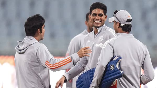 भारतीय संघ ऑगस्ट महिन्यात श्रीलंका दौऱ्यावर जाणार आहे. या दौऱ्यादरम्यान भारतीय संघ दोन सामन्यांची कसोटी मालिका खेळणार आहे. पण चक्रीवादळामुळे श्रीलंकेचं झालेलं नुकसान पाहता भारतीय संघ टी20 सामना खेळणार आहे. या पैशातून पीडित लोकांना आणि कुटुंबियांना मदत केली जाणार आहे. (फोटो-पीटीआय)