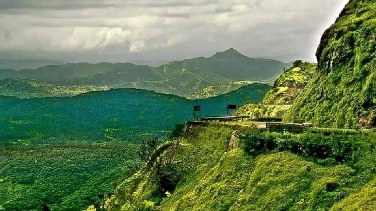 जंगल आणि उंच डोंगर याठिकाणी आहेत. सुंदर धबधबे देखील याठिकाणी आहेत. 