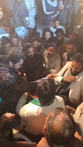 मैफिलमध्ये इम्तियाज जलील यांच्यावर पैशांची उधळण.