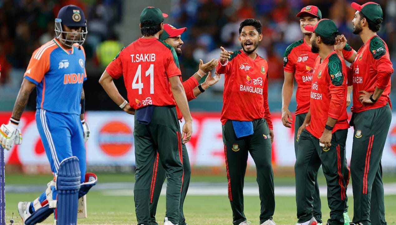 टीम इंडिया 2025 मध्ये बांगलादेशचा दौरा करणार होती. भारतीय संघ एकदिवसीय आणि टी20 मालिका खेळणार होता. मात्र बांगलादेशमध्ये झालेल्या हिंसाचारामुळे बीसीसीआयने टीम इंडियाचा दौरा पुढे ढकलला. (Photo: Asian Cricket)