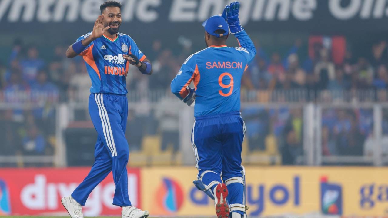 भारताने सलग टी20 मालिका जिंकण्याचा विक्रम रचला आहे. या विक्रमात सध्या पाकिस्तानशी बरोबरी केली आहे. भारताने 2024 पासून आतापर्यंत सलग 11 टी20 मालिका जिंकल्या आहेत. पाकिस्तानने 2016 ते 2018 कालावधीत 11 मालिका जिंकल्या होत्या. तर भारताने 2017 ते 2018 या कालावधीत 7 मालिका, 2019-2021 या कालावधीत 6 मालिका जिंकल्या आहेत. (Photo- BCCI Twitter)