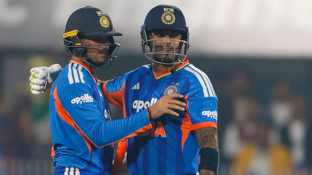 टीम इंडियाने 154 धावांचे लक्ष्य फक्त 10 षटकांत पूर्ण करून इतिहास रचला. भारताने 60 चेंडू शिल्लक ठेवून न्यूझीलंडचा पराभव केला. टीम इंडियाने घरच्या मैदानावर सर्वाधिक चेंडू शिल्लक ठेवून केलेला सर्वात मोठा टी20 विजय आहे. यापूर्वी बांगलादेशला 49 चेंडू शिल्लक ठेवून पराभूत केलं होतं. (Photo- BCCI Twitter)