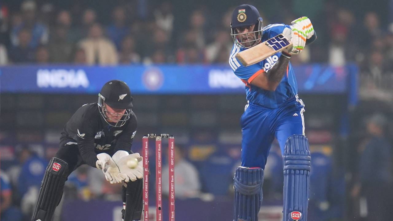 न्यूझीलंडने तिसऱ्या टी20 सामन्यात भारतासमोर विजयासाठी 154 धावांचं आव्हान ठेवलं होतं. हे आव्हान भारताने 10 षटकात पूर्ण केलं. पहिल्याच चेंडूवर संजू सॅमसनची विकेट पडली. त्यानंतर अभिषेक शर्मा, इशान किशन आणि सूर्यकुमार यादव यांनी सामना जिंकवला. इशान किशन 13 चेंडूत 28 धावा करून बाद झाला. तर अभिषेक शर्माने 20 चेंडूत नाबाद 68 आणि सूर्यकुमार यादवने 26 चेंडूत नाबाद 57 धावांची खेळी केली. (Photo- BCCI Twitter)