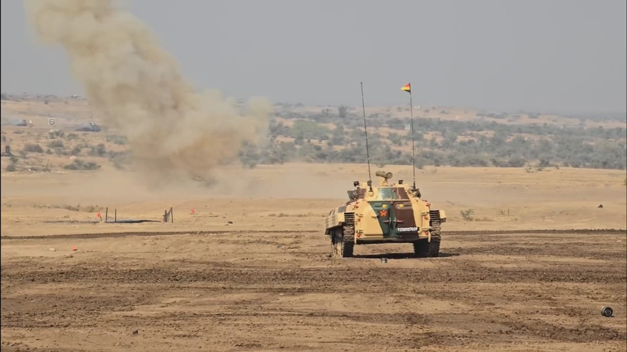 भारतीय लष्कराचे सामर्थ्य आणि अंगावर शहारे आणणारा पराक्रम आज अहिल्यानगरकरांनी याची देही याची डोळा अनुभवला. अहमदनगरच्या के.के. रेंजमध्ये जवानांनी केलेल्या युद्धाच्या प्रात्याक्षिकांनी अवघा परिसर दणाणून गेला होता. 