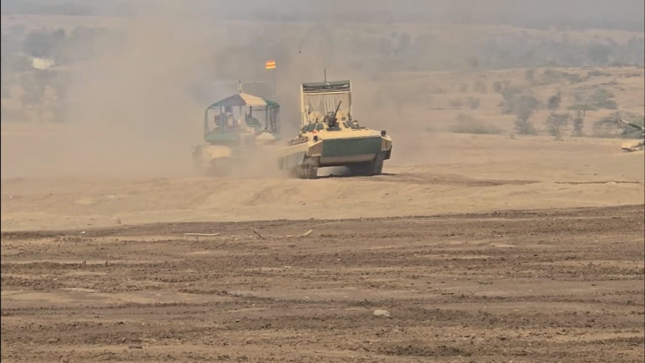 दोन तास चाललेल्या या थरारात शत्रूवर कशा प्रकारे अचूक मारा केला जातो, याचे दर्शन घडवण्यात आले. तोफांच्या आवाजाने अख्खा परिसर दुमदुमून गेला होता.
