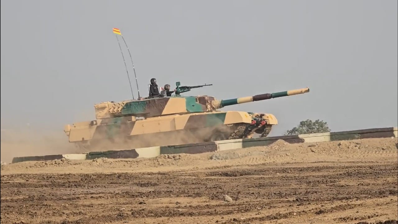 तेव्हा उपस्थितांची छाती अभिमानाने भरून आली. शत्रू राष्ट्राच्या उरात धडकी भरवणारा हा सराव पाहून भारतीय लष्कराची सज्जता किती उच्च दर्जाची आहे, हे पुन्हा एकदा सिद्ध झाले.