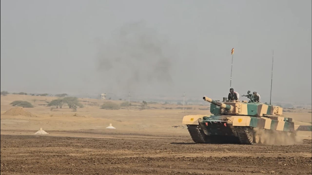 दिवसा आणि रात्री, अशा दोन्ही वेळेस शत्रू राष्ट्राच्या कशा चिंध्या उडवल्या जातात, याचे तंत्रशुद्ध प्रात्यक्षिक यावेळी दाखवण्यात आले. धुराचा लोट पाठीमागे टाकत, वेगवान हालचाली करत रणगाड्यांनी आपले लक्ष्य उद्ध्वस्त केले.