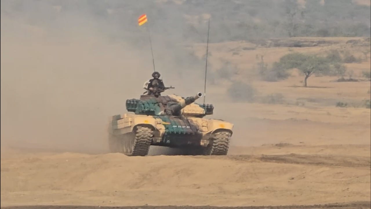 अर्जुन आणि भिष्मा (T-90) यांसारख्या आधुनिक रणगाड्यांनी शत्रूच्या लक्ष्याचा अचूक वेध घेतला. अजया (T-72) आणि T-55 रणगाड्यांनी धुराचे लोट सोडून मैदानात केलेल्या हालचालींनी सर्वांच्या उरात धडकी भरवली.