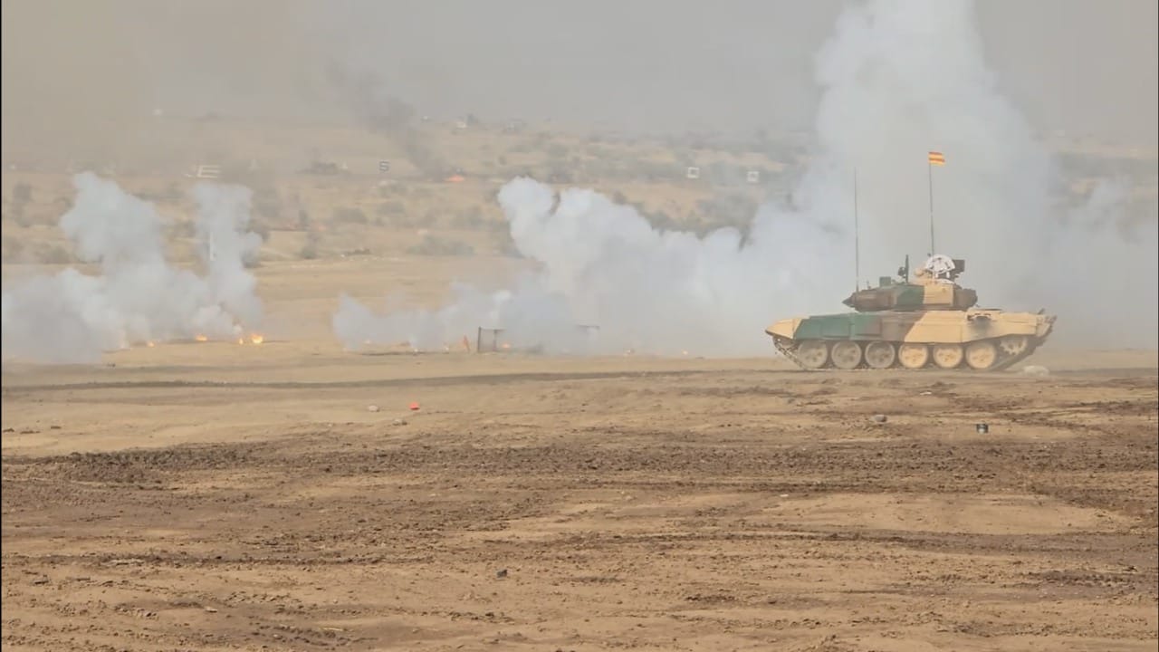 आधुनिक रायफल्स, मिसाईल्स आणि आकाशात झेपावणारी हेलिकॉप्टर्स पाहून उपस्थितांच्या डोळ्यांचे पारणे फिटले. यावेळी भारतीय लष्कराचे शक्तिशाली रणगाडे हे सरावाचे मुख्य आकर्षण ठरले.