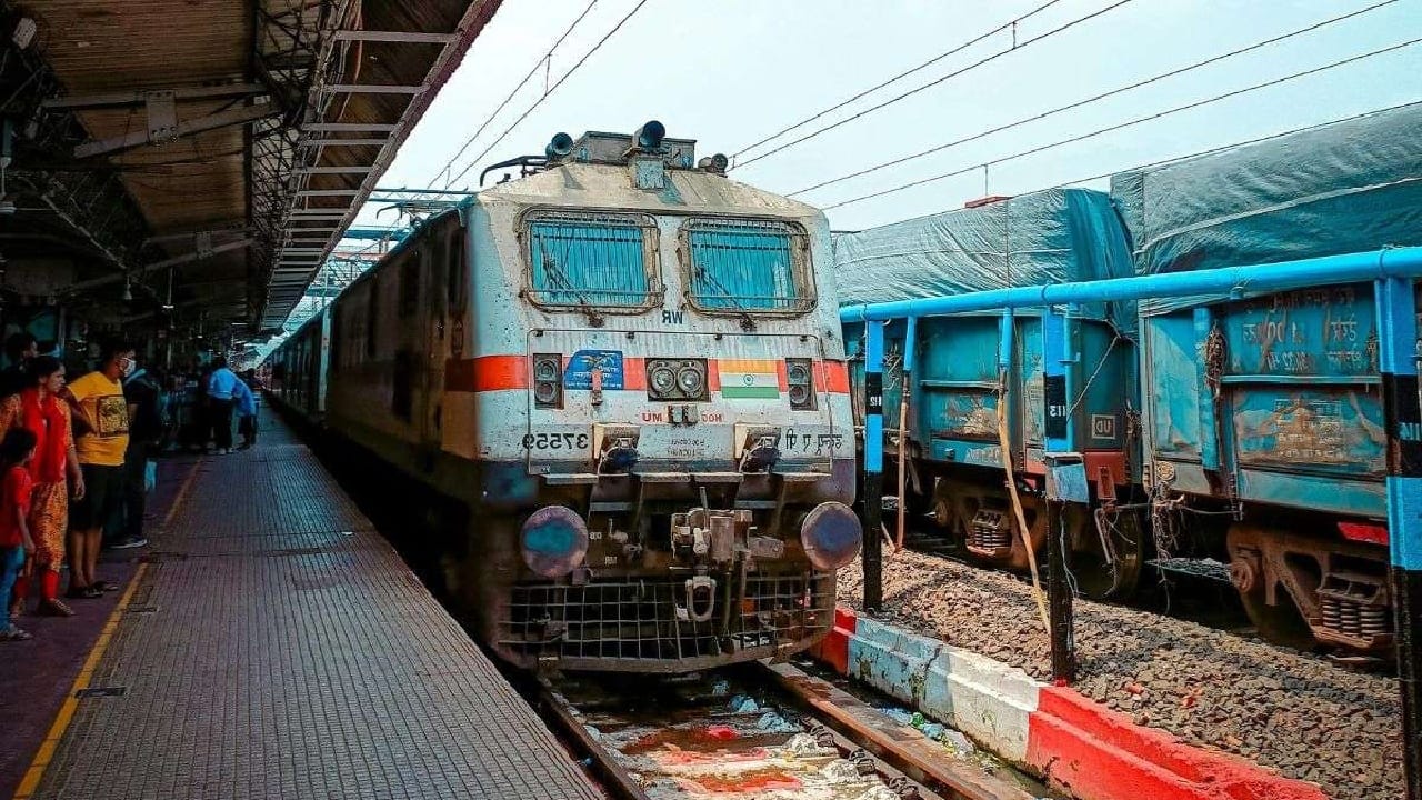 भारतीय रेल्वे ही केवळ देशाची जीवनवाहिनी नाही तर जगातील सर्वात मोठ्या रेल्वे नेटवर्कपैकी एक आहे. दररोज कोट्यवधी प्रवासी भारतीय रेल्वेच्या सेवांचा लाभ घेतात. 