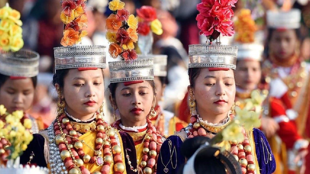 त्यामुळे खासी जमातीमध्ये मुले मुलीच्या घरी जातात आणि मुलेच तेथील सर्व कामे करतात आणि मुली या बाहेर नोकरी करतात. ही परंपरा गेल्या अनेक काळापासून चालत आली आहे. 