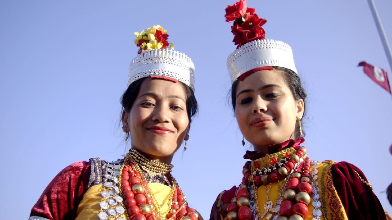 खासी जमातीमध्ये या महिलाच कुटुंबाच्या प्रमुख असतात. मालमत्तेसह सर्व जबाबदारी ही मुलीवर सोपवली जाते.  अंतिम निर्णय हा तेथील महिलाच घेतात. 