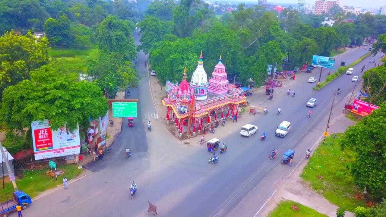 ऐतिहासिक पार्श्वभूमी : मुघलांच्या राजवटीत पूर्णिया हा एक लष्करी सीमावर्ती प्रांत होता. 1765 मध्ये इंग्रजांनी हा भाग आपल्या ताब्यात घेतला आणि 10 फेब्रुवारी 1770 रोजी त्याला अधिकृतपणे 'जिल्हा' म्हणून घोषित केले.