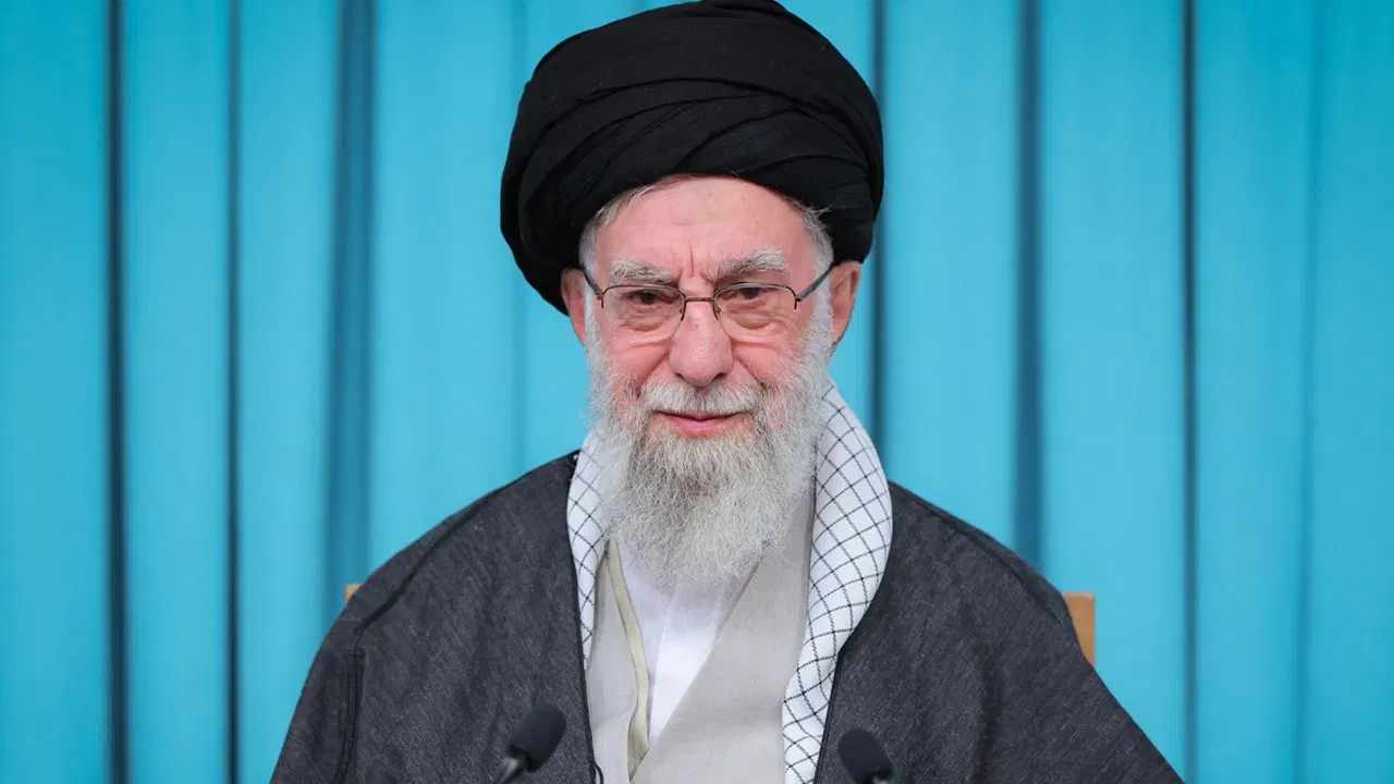 मोठी बातमी! घडामोडींना वेग, इराणच्या नेतृत्वात बदल, खामेनींच्या निर्णयाने वेधले जगाचे लक्ष मोठी बातमी! घडामोडींना वेग, इराणच्या नेतृत्वात बदल, खामेनींच्या निर्णयाने वेधले जगाचे लक्ष