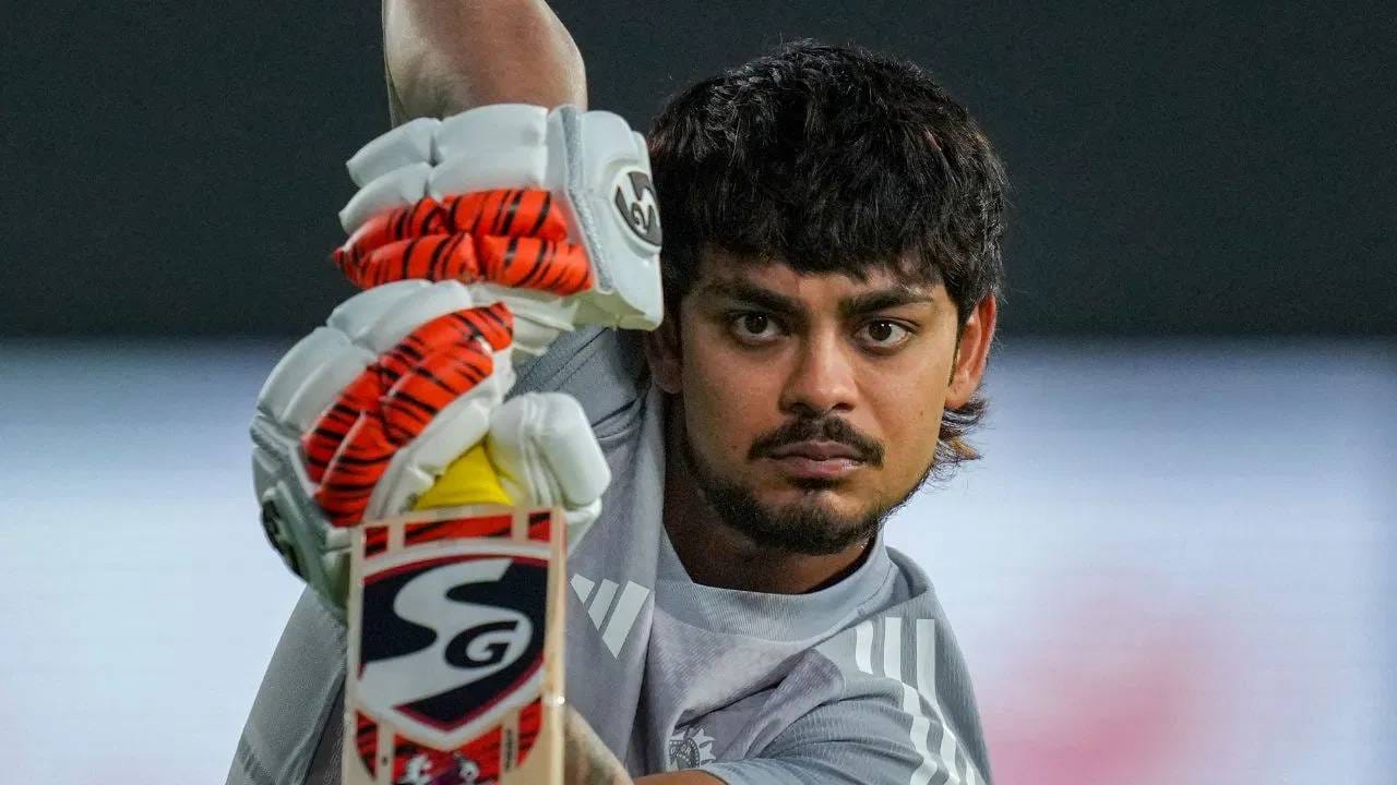 डावखुरा विकेटकीपर फलंदाज इशान किशन डिसेंबर 2023 पासून टीम इंडियातून बाहेर होता. दक्षिण अफ्रिका दौरा अर्धवट सोडल्यानंतर त्याला पुन्हा संघात संधी मिळाली नाही. दोन वर्षे त्याने संघात स्थान मिळवण्यासाठी संघर्ष केला. सय्यद मुश्ताक अली ट्रॉफीत 500हून अधिक धावा केल्यानंतर संघात स्थान मिळालं. (Photo- PTI)