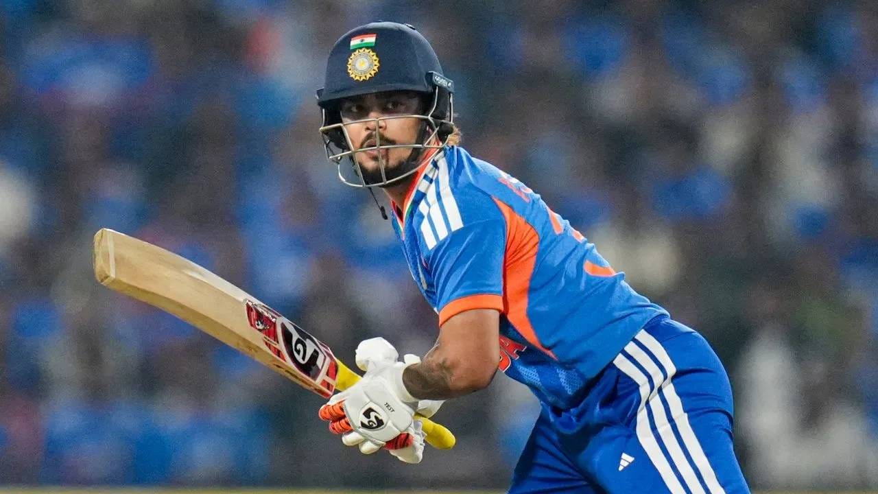 इशान किशनने सांगितलं की, देशांतर्गत क्रिकेटमध्ये धावा करण्यावर लक्ष केंद्रीत केल होतं. त्याने पुढे सांगितलं की, 'कधी कधी स्वत:साठी करणं आवश्यक असतं, कारण तुम्हाला तुमच्या प्रश्नांची उत्तर हवी असतात. कशी बॅटिंग होत आहे आणि टीम इंडियात खेळण्याच्या लायक आहात की नाही.'(Photo- PTI)