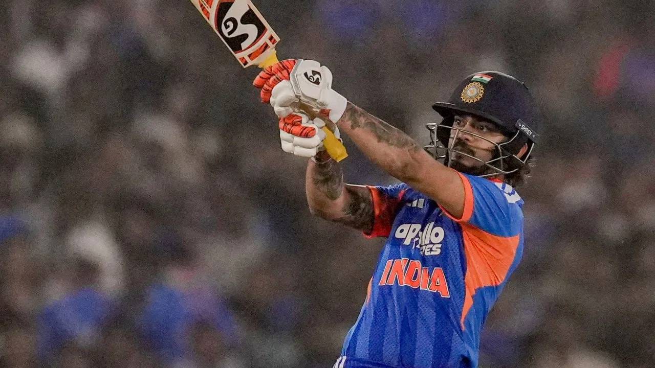 पहिल्या टी20 सामन्यात इशान किशन अपयशी ठरला. पण दुसऱ्या सामन्यात त्याने धावांची वसुली केली. त्याने 32 चेंडूत 76 धावांची खेळी केली. तसेच विजयात मोलाचा वाटा दिला. (Photo- PTI)