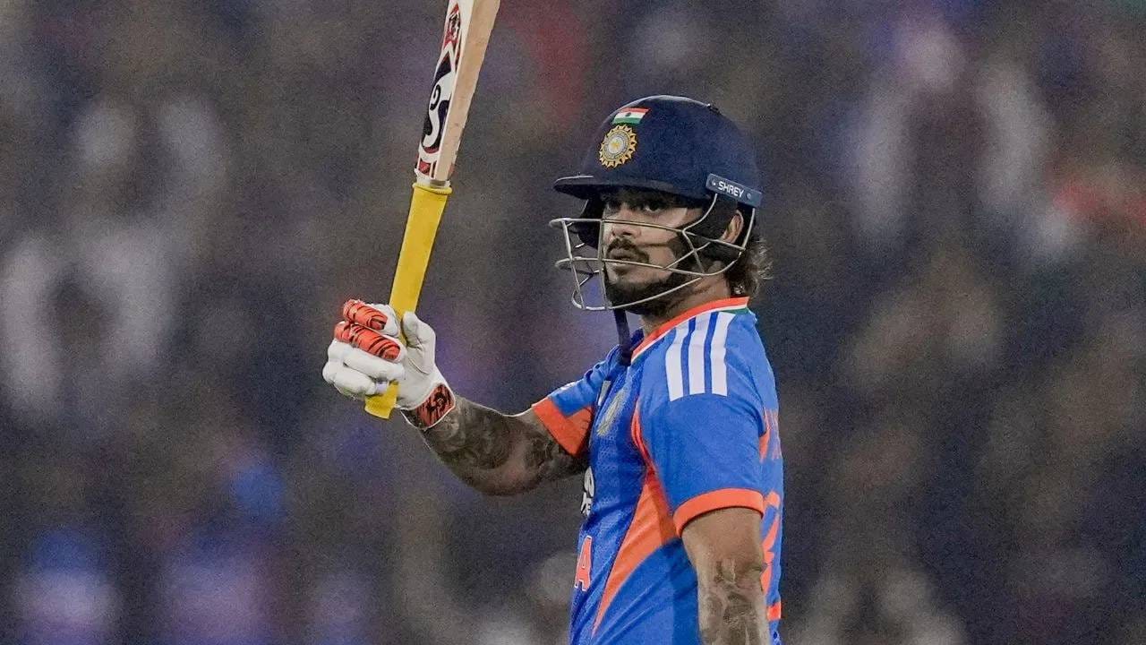 इशान किशनला टीम इंडियात अखेर स्थान मिळालं आहे. न्यूझीलंडविरुद्धच्या टी20 मालिकेत जवळपास अडीच वर्षांनी परतला आहे. यावेळी दुसऱ्या सामन्यात त्याने आक्रमक खेळी करत सर्वांचं लक्ष वेधून घेतलं. (Photo- PTI)