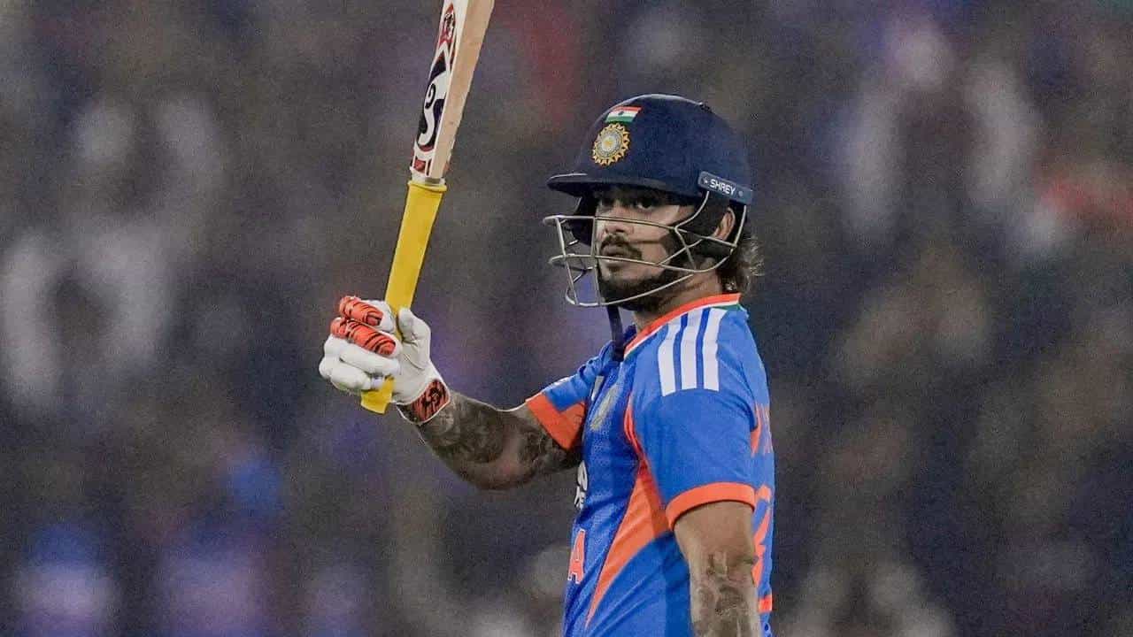 इशान किशनला टीम इंडियात अखेर स्थान मिळालं आहे. न्यूझीलंडविरुद्धच्या टी20 मालिकेत जवळपास अडीच वर्षांनी परतला आहे. यावेळी दुसऱ्या सामन्यात त्याने आक्रमक खेळी करत सर्वांचं लक्ष वेधून घेतलं. (Photo- PTI)