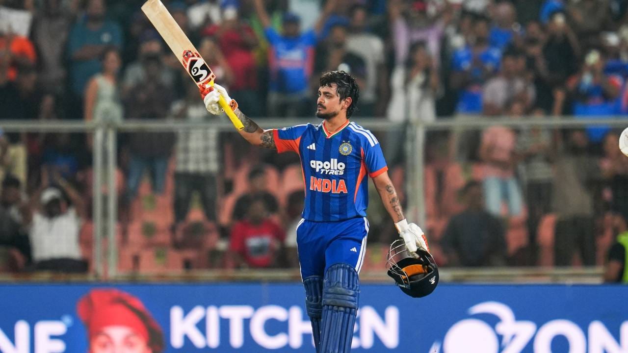 इशान किशनने भारतासाठी पाचवं वेगवान शतक ठोकलं. तर न्यूझीलंडविरुद्धचं हे पहिलं वेगवान शतक ठरलं आहे.  टी20 फॉर्मेटमध्ये सर्वाधिक शतके ठोकण्याच्या बाबतीत इशान किशन आता भारतासाठी संयुक्तपणे चौथ्या स्थानावर आहे. इशान किशनचं हे सातवं शतक आहे. (Photo- BCCI Twitter)