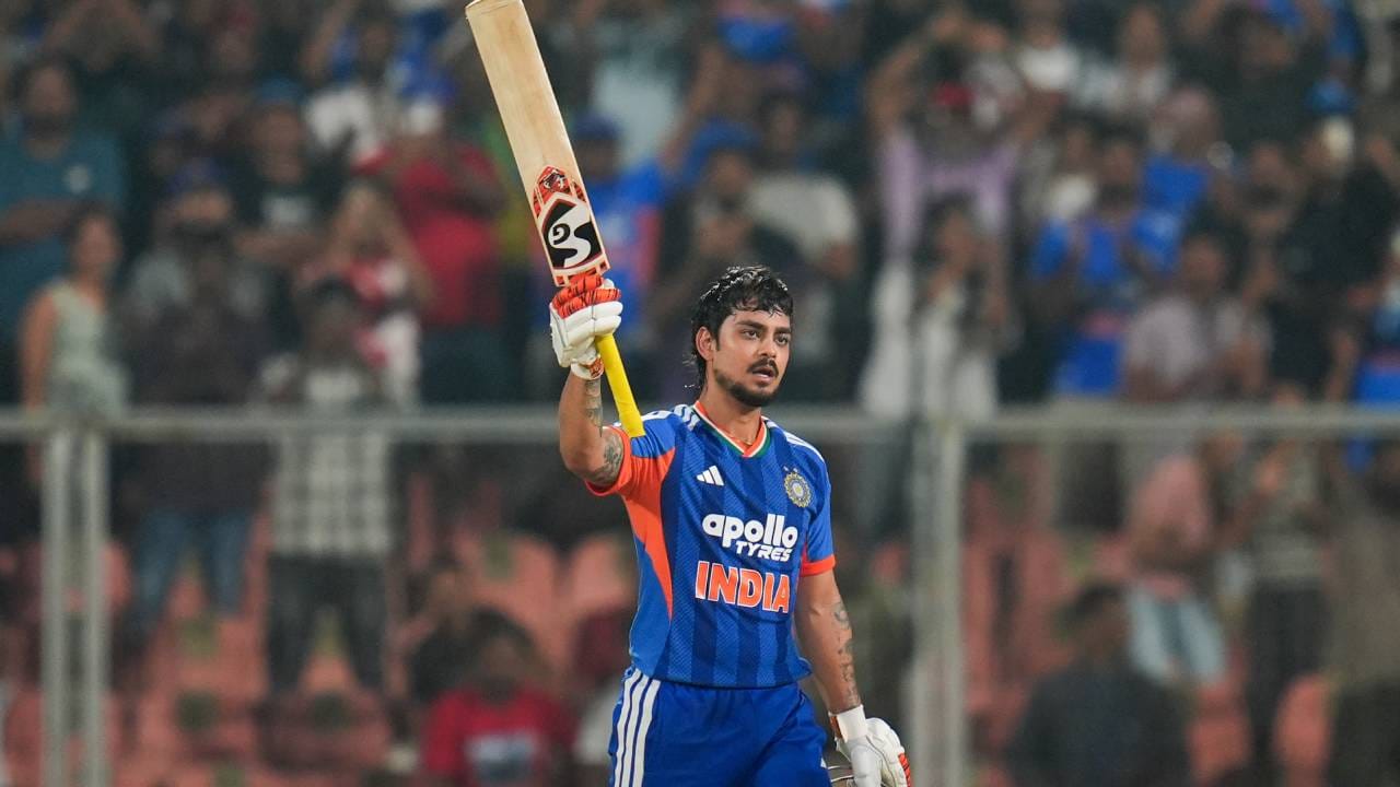 इशान किशनने या सामन्यात 43  चेंडूंचा सामना केला आणि 103 धावांची खेळी केली. इशान किशनने त्याच्या शानदार शतकी खेळीदरम्यान एकूण 6 चौकार आणि 10 षटकार मारले. यावेळी त्याचा स्ट्राईक रेट हा 239.53 चा होता. (Photo- BCCI Twitter)