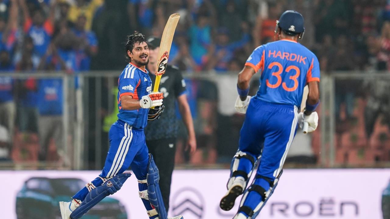 संजू सॅमसन 6 धावा करून बाद झाल्यानंतर इशान किशन मैदानात उतरला. इशान किशनने मिळालेल्या संधीचं सोनं केलं. मागच्या सामन्यात त्याला बेंचवर बसावं लागलं होतं. पण यावेळी त्याने पूर्ण वसुली केली. 28 चेंडूत अर्धशतक पूर्ण केलं. त्यानंतर त्याचा शतकाच्या दिशेने प्रवास सुरू झाला. (Photo- BCCI Twitter)