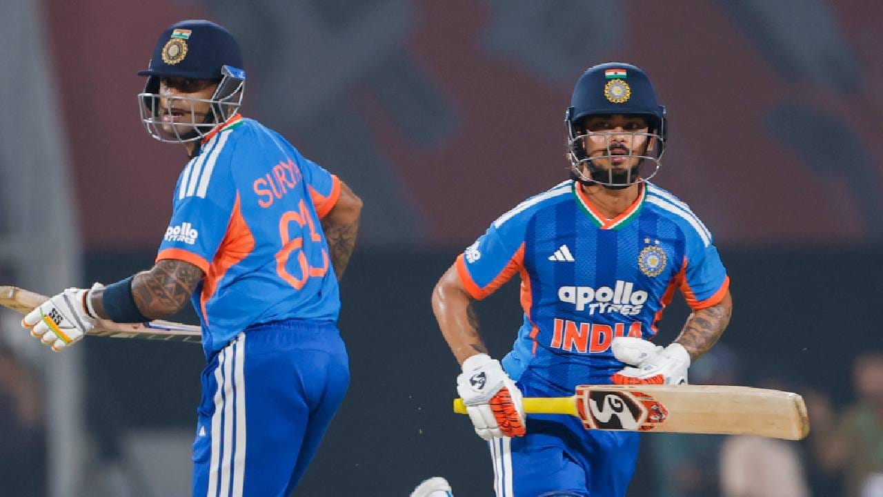 भारताने न्यूझीलंडविरुद्धच्या पाचव्या टी20 सामन्यात 5 गडी गमवून 271 धावा केल्या. तसेच विजयासाठी 272 धावांचं आव्हान दिलं. यात मोलाचा वाटा राहिला तो इशान किशनचा.. त्याच्या झंझावाती शतकामुळे भारताला धावांचा पल्ला गाठता आला. (Photo- BCCI Twitter)