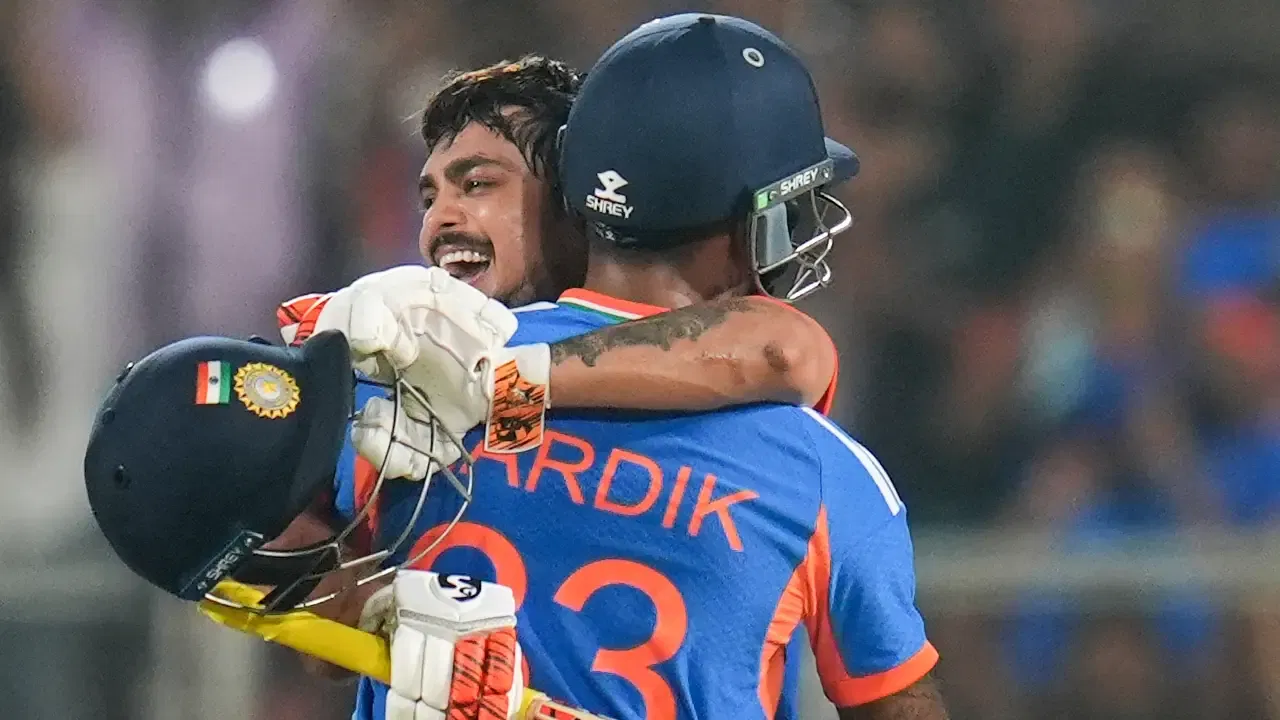  इशान किशनने अर्धशतक ठोकल्यानंतर पुढच्या 14 चेंडूत शतक साजरं केलं. त्याने 42 चेंडूत शतक पूर्ण केलं. अर्धशतक ठोकल्यानंतर त्याला पुढच्या 50 धावांचा टप्पा गाठण्यासाठी फक्त 14 चेंडू लागले. त्यामुळे दुसऱ्या टप्प्यात त्याचा आक्रमक अंदाज अधिक तीव्र दिसला. (Photo- BCCI Twitter)