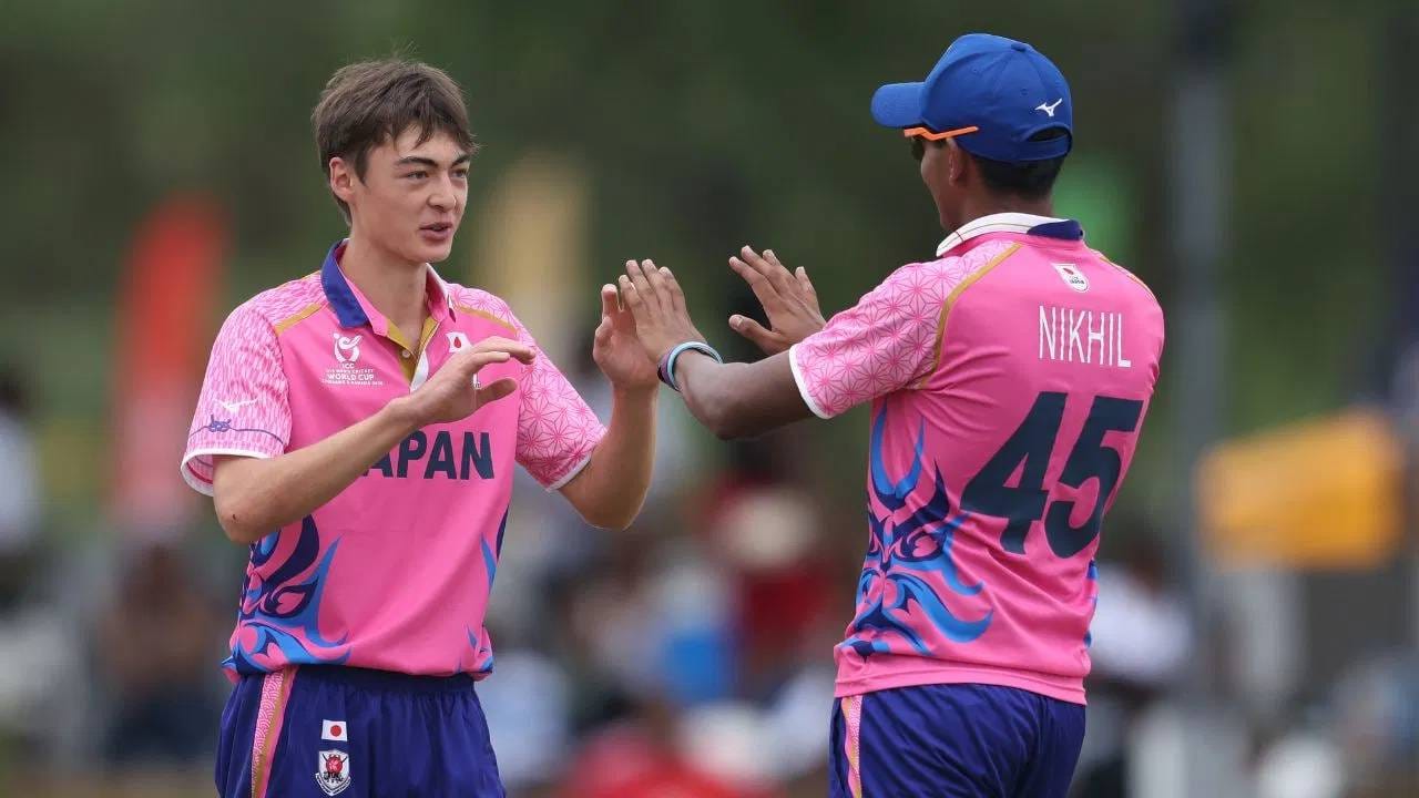 जपानी गोलंदाजांची हाराकिरी झाली. पण मध्यमगती गोलंदाज टिमोथी मूरने काही कौशल्य दाखवले. त्याने 6  षटकांत 43 धावा देत तीन विकेट्स घेतल्या. यात वीरनचा विकेटही होता. श्रीलंकेने 50 षटकांत चार विकेट्स गमावून 387 धावा केल्या. (Photo: Getty Images)