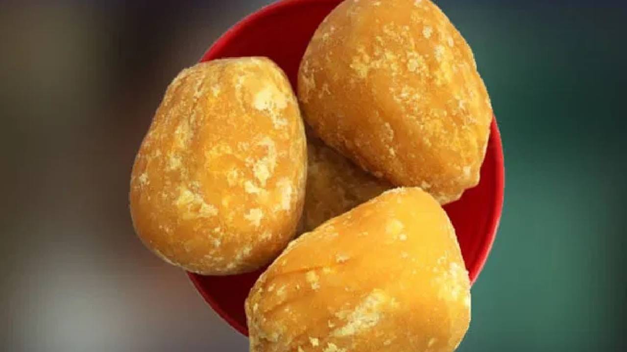 गूळ खरेदी करण्यापूर्वी थोडासा तुकडा चाखून पाहा. जर चवीत कडवटपणा, हलका खारटपणा आला तर त्यात सोडा किंवा केमिकल मिसळले असण्याची शक्यता आहे. जर चव गोड आणि ऊसाचा नैसर्गिक स्वाद आला तर हा गूळ तुम्ही खरेदी करू शकता. या ५ सोप्या पद्धतींनी तुम्ही घरबसल्या असली आणि नकली गूळ सहज ओळखू शकता. नेहमी विश्वासू दुकानदार किंवा चांगल्या ब्रँडचा गूळ घ्या आणि आरोग्याची काळजी घ्या!