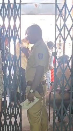 बदनापूरच्या बुलढाणा अर्बन बँकेच्या शाखेत ठेवीदार आणि खातेदारांची मोठ्या संख्येने गर्दी.