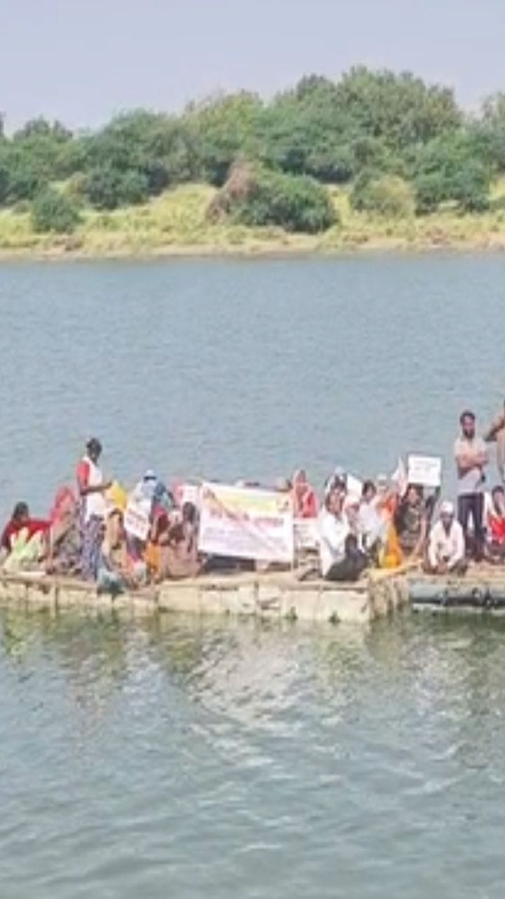 बीड - मंजरथ येथे गोदावरी नदीपात्रात जलसमाधी आंदोलन