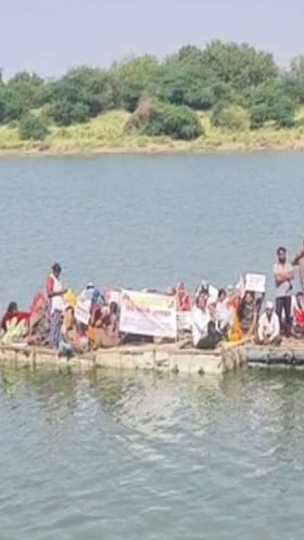 बीड - मंजरथ येथे गोदावरी नदीपात्रात जलसमाधी आंदोलन.